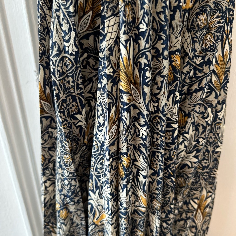 Pleated midi skirt from H&MxWilliam Morris collab, size M.